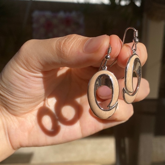 ‼️SALE‼️Vintage Monet Mother of pearl shell (shell inlay) Drop Earring - Picture 2 of 4